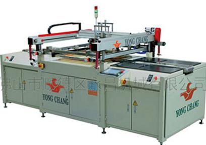     絲網印刷機的網框有許多尺寸、形狀和特性。它們由幾種不同材料組成，主要有木質的、鋁質的、鎂質的和鋼質的。不管它們的組成、形狀或樣式如何，所有的網框在絲網印刷中完成同樣重要的功能。總起來說，這些功能包含以下幾部分：     1、提供支撐網絲的工具；     2、承受彈性絲網的拉力；     3、承受印刷中受到的外力；     4、保持平坦和方形；     5、要足夠輕，以有利于處理。     印刷者在絲網印刷中關心的要素中，網框比其他要素更重要。評價它的好壞是看它的抗張力大小。絲網張力以N/cm(牛頓每厘米)為測量單位，1N/cm的張力等于0.22480894 lbs/cm(磅每厘米)。假設一個40×40英寸的絲網達到20N/cm的張力，這將使網框的每邊受到大約455磅的拉力，即40 in.×2.54cm/in.20N/cm×0.22480894 lbs/N=456.8 lbs。隨著網框尺寸的增加，受到的拉力也成比例地增加。一個60 ×80in.的絲網版張力為20N/cm，在長邊上承受915磅的拉力，而在短邊上承受685磅的拉力。     一旦張力加在絲網上，絲網就繃緊在網框上，這時網框的平整性變成一個重要要素。絲網張力是一個絲網印刷中的“潛在能量”，網框的作用就是抵抗來自張力的力量。一個合適的網框將能在印刷所需時間內抵抗張力而不變形，并能保持平整和方形。 文章由：絲網印刷設備  http://www.vvwr.com.cn  永昌機械有限公司整理提供，此文觀點不代表本站觀點 